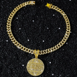 Gros plan d'une chaîne cubaine dorée avec un pendentif globe givré et l'inscription GRADS