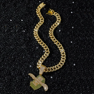 Chaîne cubaine dorée hip-hop avec pendentif dollar ailé et pistolet serti sur fond noir