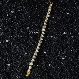 Détail d'un bracelet de tennis doré de 8mm avec cœurs en cristal et longueur de 20 cm