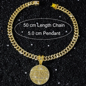 Gros plan du pendentif globe hip-hop avec chaîne cubaine dorée de 50cm sur pierres noires