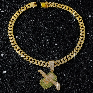Détail du pendentif billets ailés avec zircons sur une chaîne cubaine dorée style hip hop