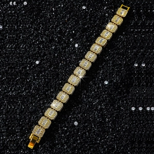 Vue détaillée d'un bracelet hip hop de 12mm à maillons carrés dorés sertis de zircons