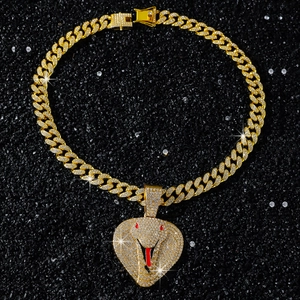 Nahaufnahme der Iced-Out Kobra-Halskette mit goldenen kubanischen Gliedern und roten Details