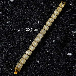 Détail du collier hip hop doré de 20,5 cm avec cristaux rectangulaires sertis