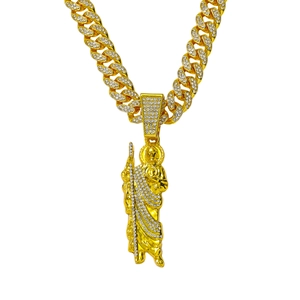 Pendentif Saint Jude plaqué or avec zircons sur une grosse chaîne Cuban link hip hop