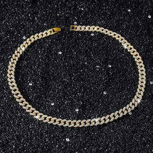 Vue détaillée d'une chaîne cubaine de 10mm dorée sertie de cristaux brillants de luxe