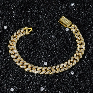 10mm vergoldetes Gliederketten-Armband mit Zirkonia-Besatz auf schwarzem Steinhintergrund