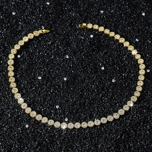 Détail macro d'une chaîne tennis dorée de 8 mm avec oxydes de zirconium ronds de style hip hop