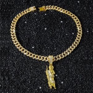 Vue détaillée du collier hip hop doré avec pendentif Saint Jude et zircons blancs sertis
