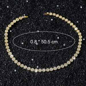 Détail du collier chaîne tennis dorée 8mm avec zircons ronds, longueur 50,5 cm