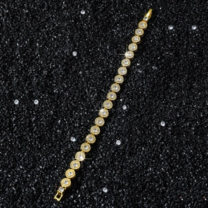 Gros plan d'un bracelet de tennis hip-hop doré de 8mm avec diamants ronds sur cristaux