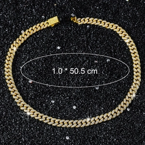 Makrodetail der 10mm goldenen Panzerkette mit Pave-Kristallen auf schwarzen Steinen