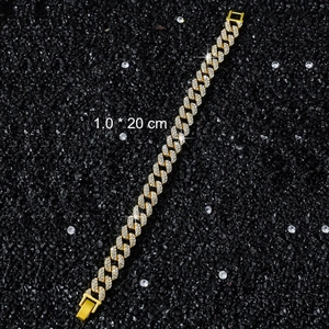 Makroaufnahme von 10mm goldener Hip-Hop-Panzerkette mit Diamanten und Verschlussdetail