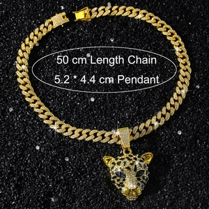 Gros plan du pendentif tête de léopard hip hop avec gemmes bleues et oxydes de zirconium