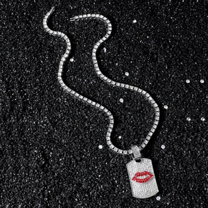 Collier chaîne tennis hip hop argent avec pendentif lèvres rouges et zircons cubiques