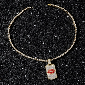Chaîne tennis dorée avec pendentif lèvres rectangulaire orné de cristaux rouges