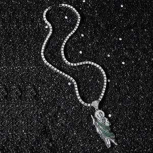 Pendentif San Judas Tadeo hip hop avec pierres vertes sur une chaîne tennis argent