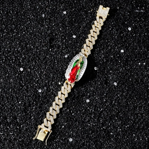 Détail du bracelet cubain hip-hop avec icône de la Vierge Marie et strass brillants