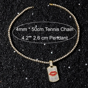 Vue détaillée d'une chaîne tennis hip-hop avec pendentif lèvres rouges et dimensions