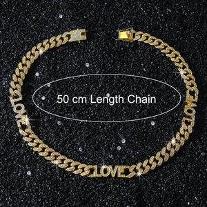 Detail einer 50cm goldenen Panzerkette mit LOVE-Buchstaben und Besatz auf dunklem Grund