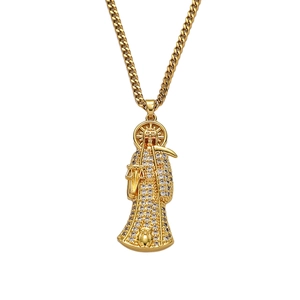 Collier Santa Muerte plaqué or avec pierres CZ sur une chaîne cubaine de style hip hop