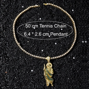 Détail du pendentif Saint Jude hip-hop avec pierres vertes sur une chaîne tennis