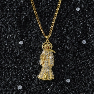 Pendentif Santa Muerte doré avec cristaux blancs et chaîne cubaine de style hip-hop