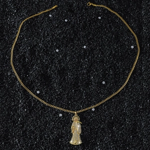 Collier hip hop avec pendentif faucheuse dorée orné de zircons cubiques brillants