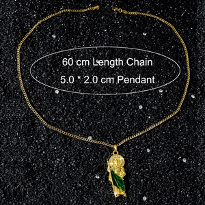 Dettaglio della collana San Giuda con smalto verde e catena d'oro lunga 60 cm