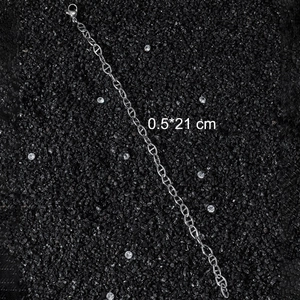 Bracelet chaîne en acier inoxydable à maillons mufle de porc sur fond de pierres noires