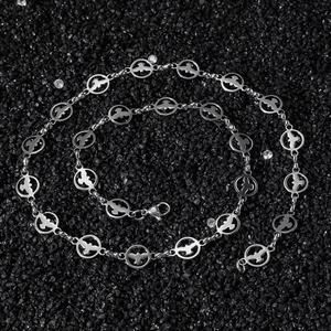 Collier en acier inoxydable argenté avec pendentifs oiseaux et détails en zircon