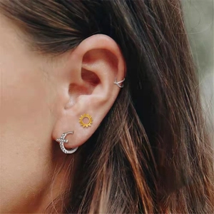 Détail de boucles d'oreilles croissant et soleil en argent S925 avec bague d'oreille