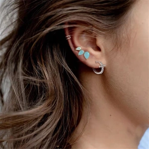 Parure boucles d'oreilles S925 argent avec croix et zircons bleus sur modèle
