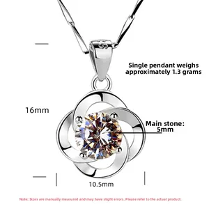 Vue macro du pendentif trèfle en argent S925 avec pierre principale étincelante de 5mm