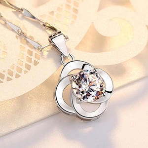 Élégant collier trèfle à quatre feuilles en argent S925 avec pendentif en zircon brillant