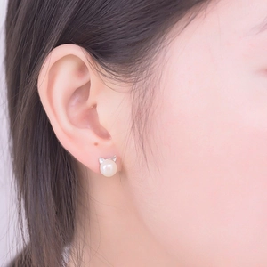 Cute S925 sterling silver cat stud earrings with natural freshwater pearls for women