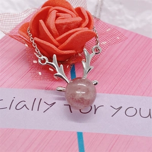 Détail macro du collier bois de renne en argent S925 avec cristal fraise rouge et son coffret