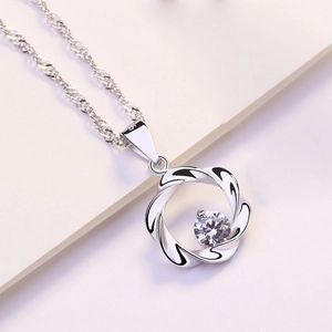 Elegante collana in argento sterling S925 con pendente a nodo circolare e zircone lucente