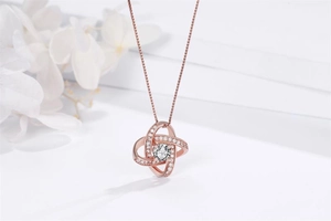 Dettaglio della collana in oro rosa con pendente a nodo e zircone scintillante