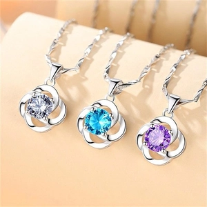 Vue macro de pendentifs trèfle S925 avec des pierres bleues, violettes et blanches