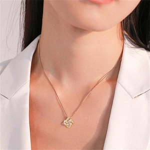Elegante collana con ciondolo quadrifoglio in argento S925 dorato indossata da modella
