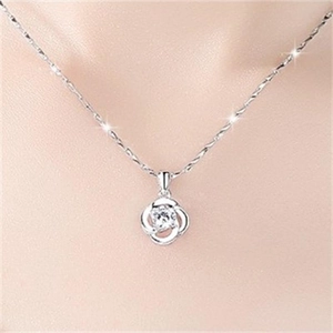 Gros plan du collier trèfle à quatre feuilles en argent avec zircon sur le cou