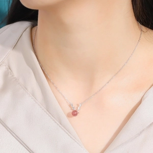 Collier renne en argent sterling S925 avec quartz fraise porté par un mannequin