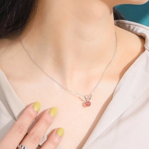 Détail du collier renne en argent S925 avec cristal de fraise rose pour femme