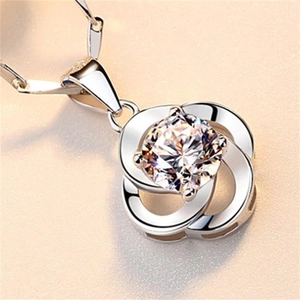 Collier élégant en argent sterling S925 avec pendentif trèfle à quatre feuilles et zircon