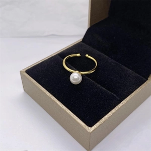 Elegant gold S925 sterling silver open ring featuring a lustrous white pearl in a jewelry box