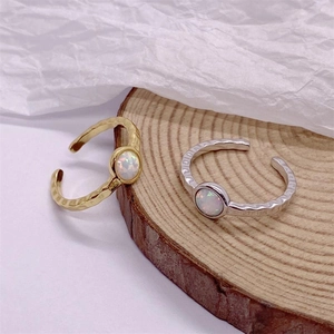 Anelli in argento sterling S925 con pietra di luna e finiture oro e argento in stile martellato