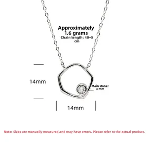 Gros plan du pendentif irrégulier de 14mm en argent sterling S925 serti de zircons