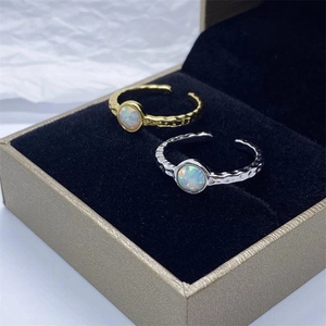 Dettaglio anelli S925 martellati oro e argento con opale tondo in confezione regalo