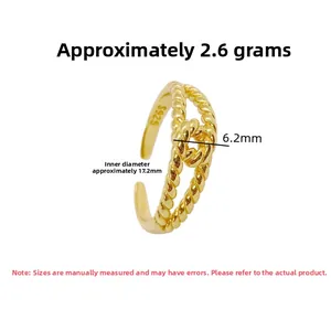 Dettaglio del marchio S925 su anello a nodo in argento sterling placcato oro